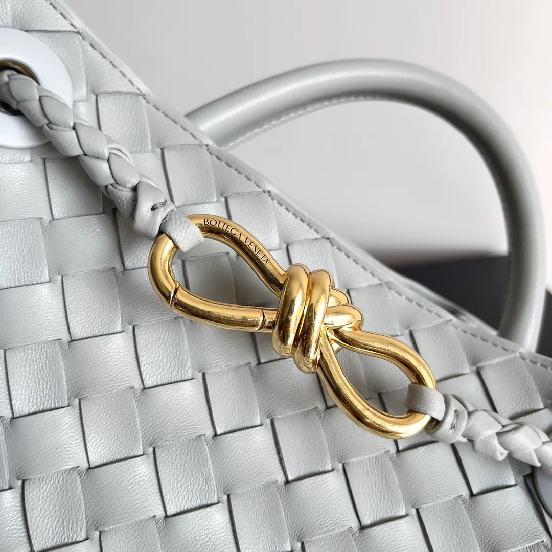 The 2023 new Andiamo batch of 1860 BV has been shipped‼ ️Really popular🔥The new Andiamo woven handbag launched by Bottega Veneta this season is really popular all over the world! ! Celebrities at home and abroad have worn it, and Oscar-winning actress Michelle Yeoh has taken it out on the street. Song Jia, Trai Yara, Yu Feihong, Sanji Ayaka, Rosie Hunting-Whiteley, Yoshioka Riho, etc. have all picked up this bag. It is classic and versatile, showing off its temperament, and the bag capacity is also large, which is very convenient for daily commuting! ! A variety of carrying methods, the shoulder straps can be adjusted by yourself, the original lambskin feels soft and delicate, and the neutral style is made to break gender boundaries and bring a more practical and longer-lasting use experience. Andiamo, which has both elegant and casual styles, perfectly interprets the true appearance of "fashionable old money style". Style number: 743568 Size: 25*22*10.5cm
